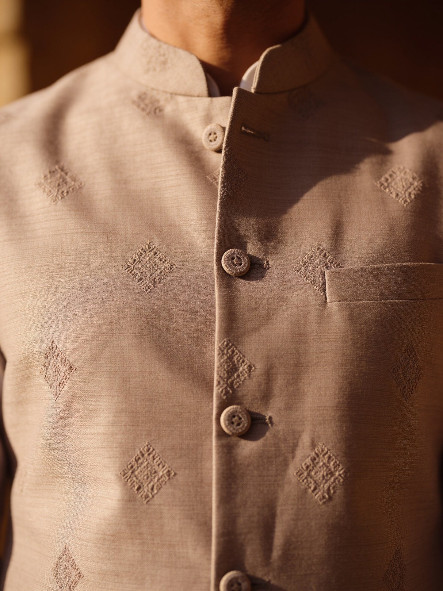 hs26-bandi-waistcoat-taupe macro